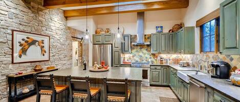 Frigorífico, microondas, horno y placa de cocina