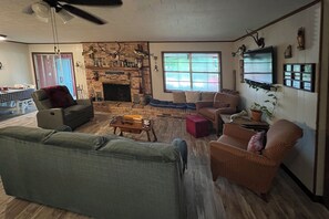 Smart TV, chimenea y futbolito 