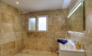 Dusche, Haartrockner, Handtücher, Seife