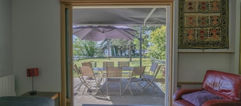 LARGE, QUIET HOUSE ON THE BANKS OF THE RIA D'ETEL