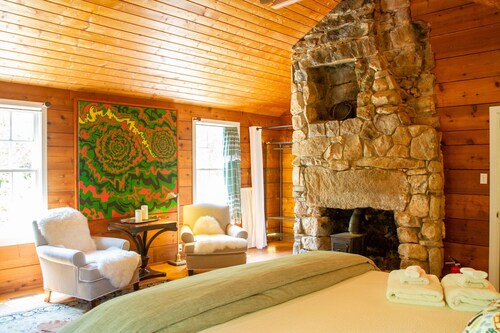 Beautifully Rustic Cabin just 10 minutes from UVA, with pool!