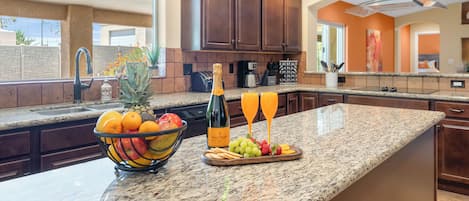 KĂŒhlschrank, Mikrowelle, Ofen, Herdplatte