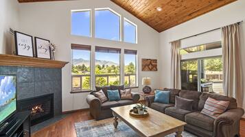 Smart-TV, peis, DVD-spiller og bordtennis