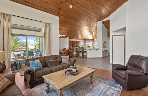 Spacious Lodge with Game Room and Peak Views on 2.5 acres