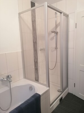 Ensemble douche/baignoire, sèche-cheveux, serviettes fournies, savon