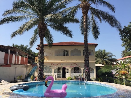 Una piscina al aire libre. One World Village Guesthouse