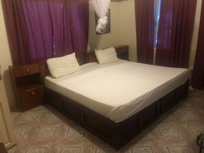 Escritorio, wifi gratis y ropa de cama