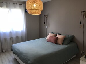 4 slaapkamers, een strijkplank/strijkijzer, reisbedje, gratis wifi