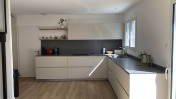 Frigorífico, microondas, horno y placa de cocina