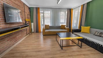 Executive Suite, Executive Level | Living area | 106-cm TV with digital channels