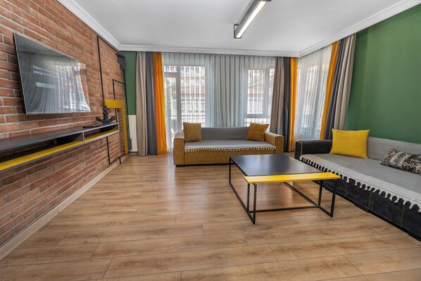 Executive Suite, Executive Level | Living area