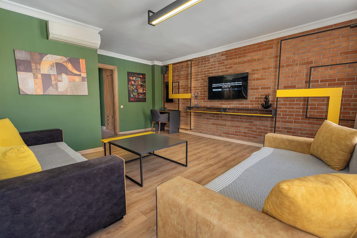 Executive Suite, Executive Level | Living area | 106-cm TV with digital channels