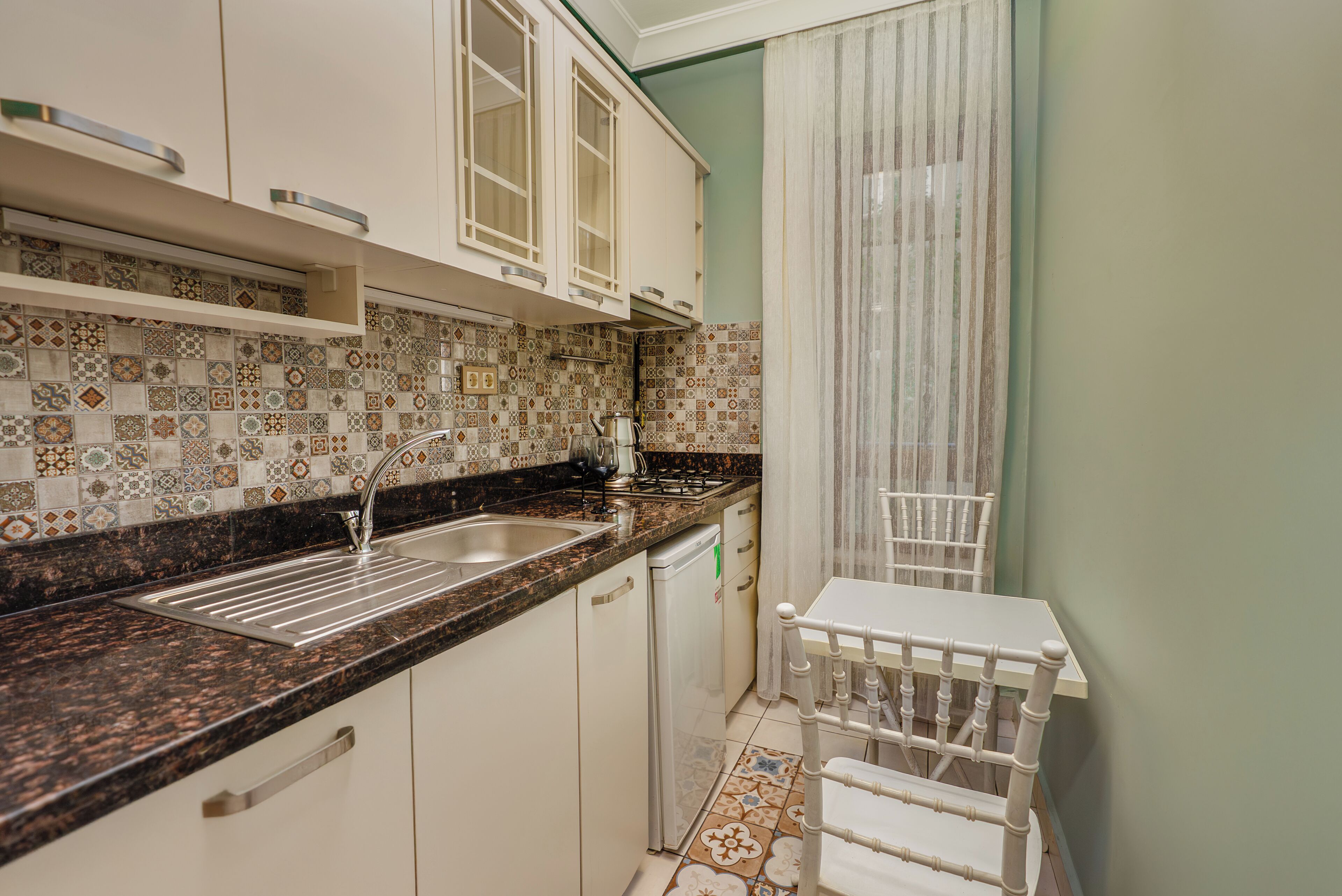 雪櫃、爐具、電熱水壺、廚房用具/餐具/器皿