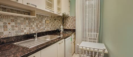 雪櫃、爐具、電熱水壺、廚房用具/餐具/器皿