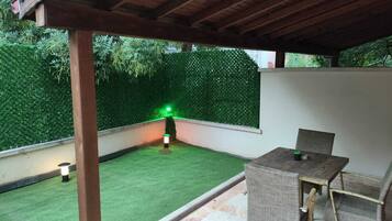 Suite Panorama, pemandangan kebun, area taman | Teras/patio