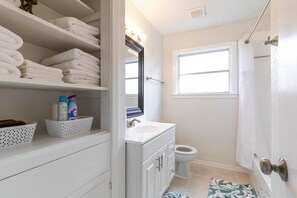 Hair dryer, towels, soap, shampoo - BodhiTree Home - 3 Bedroom Bungalow (Houston)