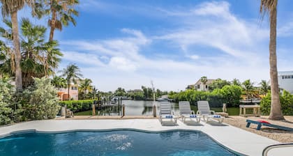 Sea Ray Cove w/ Private Pool, Beach, 80' Boat Dock, Game Room & Tiki hut