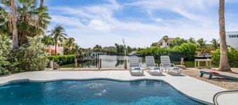 Sea Ray Cove w/ Private Pool, Beach, 80' Boat Dock, Game Room & Tiki hut