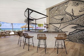 7 bars, 2 bars en milieu de piscine, 2 bars de plage