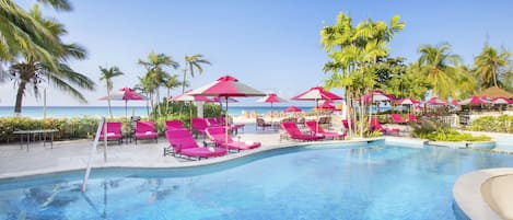 3 piscines extérieures, parasols de plage