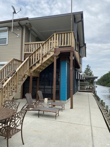 Woodpark Retreat - Beautiful Fishing Camp on the Water in Myrtle Grove.