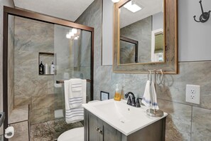 Shower, hair dryer, towels, shampoo - Dwntwn Westfield Family home close to GrandPark and local entertainment (Westfield)