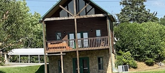 Bring the boat! 2 bedroom  cabin on Flat Creek on Douglas Lake with lake access