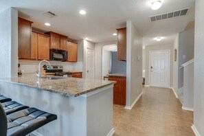 Fridge, microwave, oven, stovetop - Corporate, Lackland, Sea World, Alamo, Fiesta, Riverwalk BMT graduation (San Antonio)