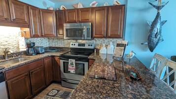 Refrigerador, microondas, horno y parrilla de estufa