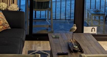 Beach Dreams
2nd floor BEST VIEW Watch the waves roll in from the living room.