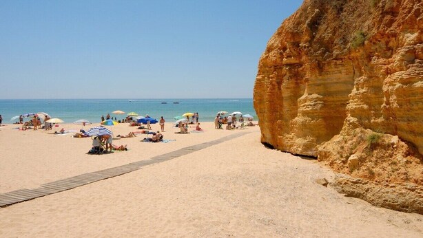 A beach with people sunbathing and walking along a path. - Villa White Sands - Private Oasis, Heated Pool, Beaches & Strip Nearby (Albufeira)