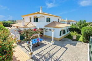 Terrace/patio - Villa White Sands - Private Oasis, Heated Pool, Beaches & Strip Nearby (Albufeira)