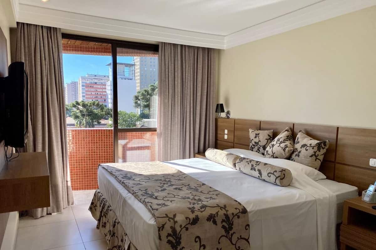 Bar mini, meja, ruang kerja komputer riba, Wi-fi percuma