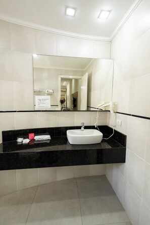 Studio Suite | Bathroom | Shower, towels