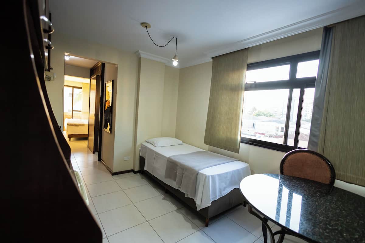 Double Room Single Use | Bar mini, meja, ruang kerja komputer riba, Wi-fi percuma