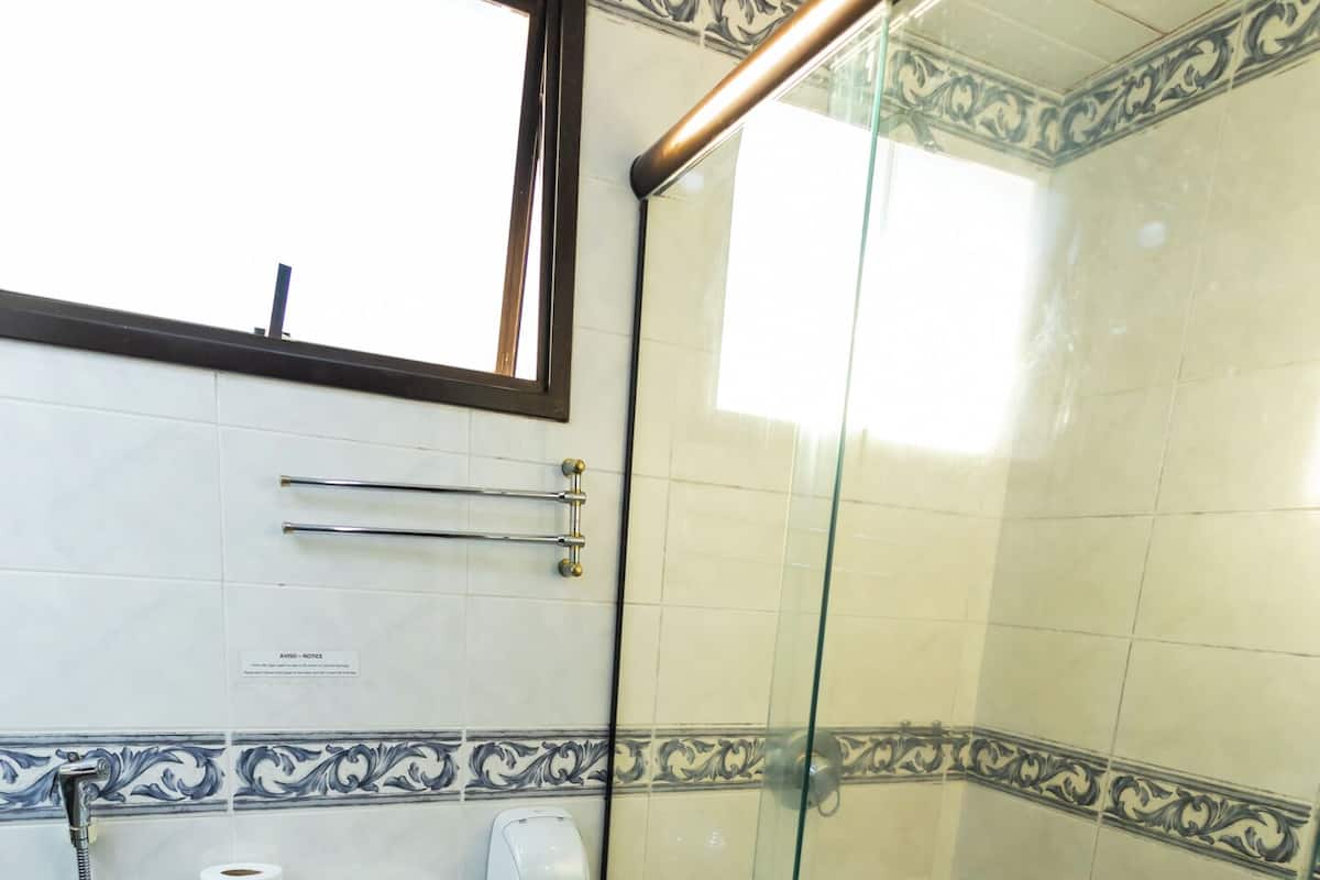 Pancuran mandi, tuala disediakan