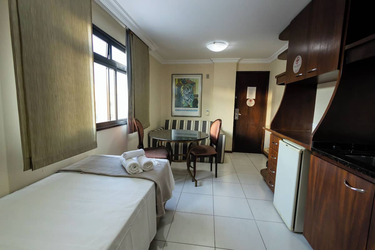 Bar mini, meja, ruang kerja komputer riba, Wi-fi percuma