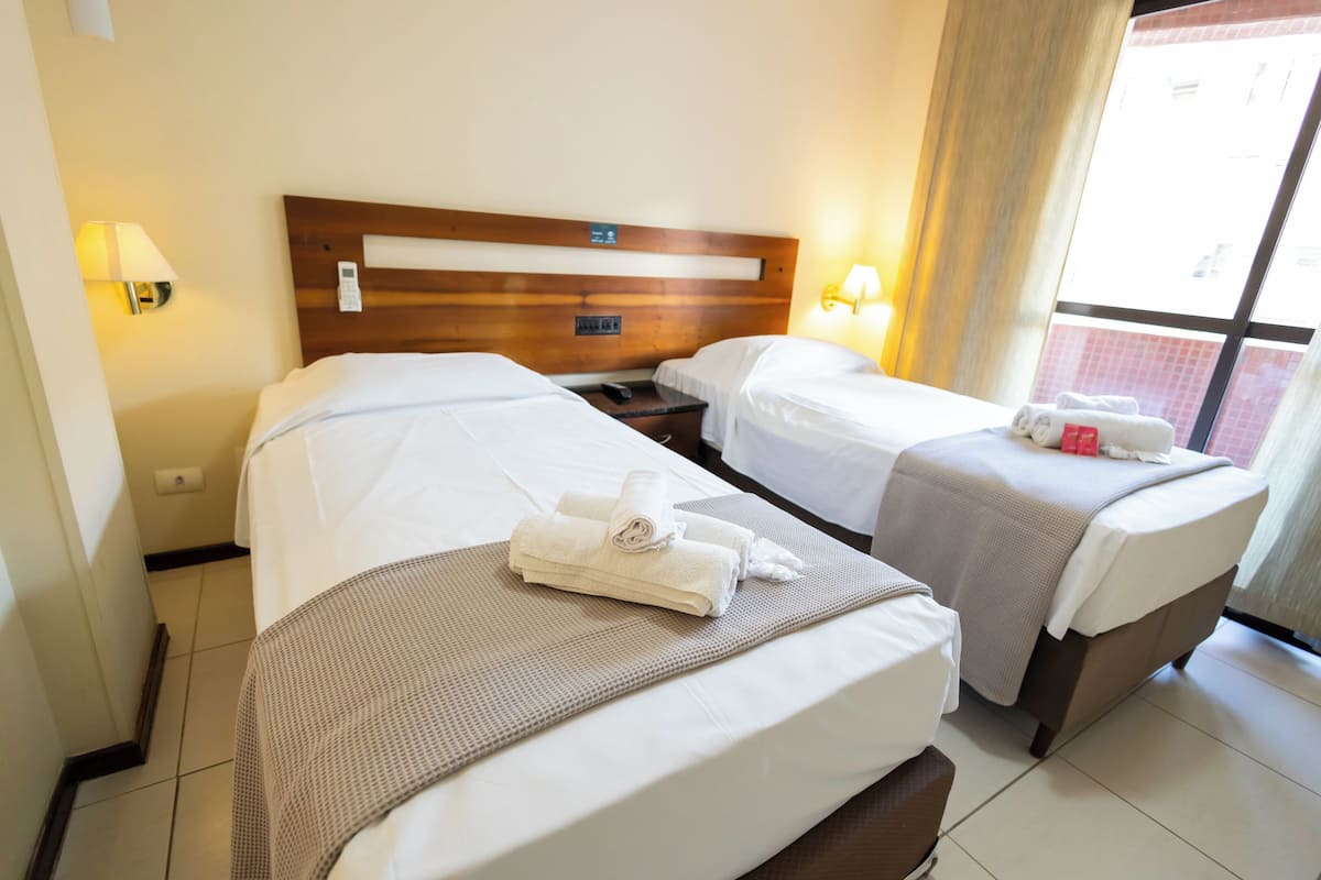 Triple Room | Bar mini, meja, ruang kerja komputer riba, Wi-fi percuma