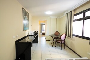 Minibar, escritorio, espacio para trabajar con laptop y wifi gratis