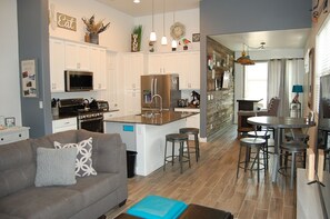 Smart TV, DVD player, ping pong, books - Beautiful New Townhome nestled in the Pines! (Flagstaff)