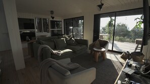 Tv, eldstad och ett bordtennisbord