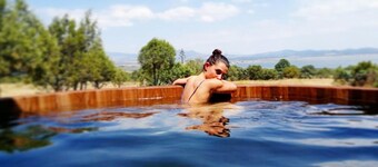 Hermosa casa de descanso con vista a la laguna y tina caliente al exterior.