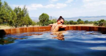 Hermosa casa de descanso con vista a la laguna y tina caliente al exterior.