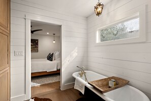 2 makuuhuonetta, silitysrauta/-lauta, ilmainen Wi-Fi, vuodevaatteet