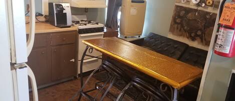 Refrigerador, microondas, parrilla de estufa y cafetera y tetera