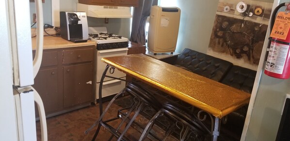 Réfrigérateur, four à micro-ondes, surface de cuisson, cafetiÚre-théiÚre