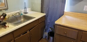Refrigerador, microondas, parrilla de estufa y cafetera y tetera