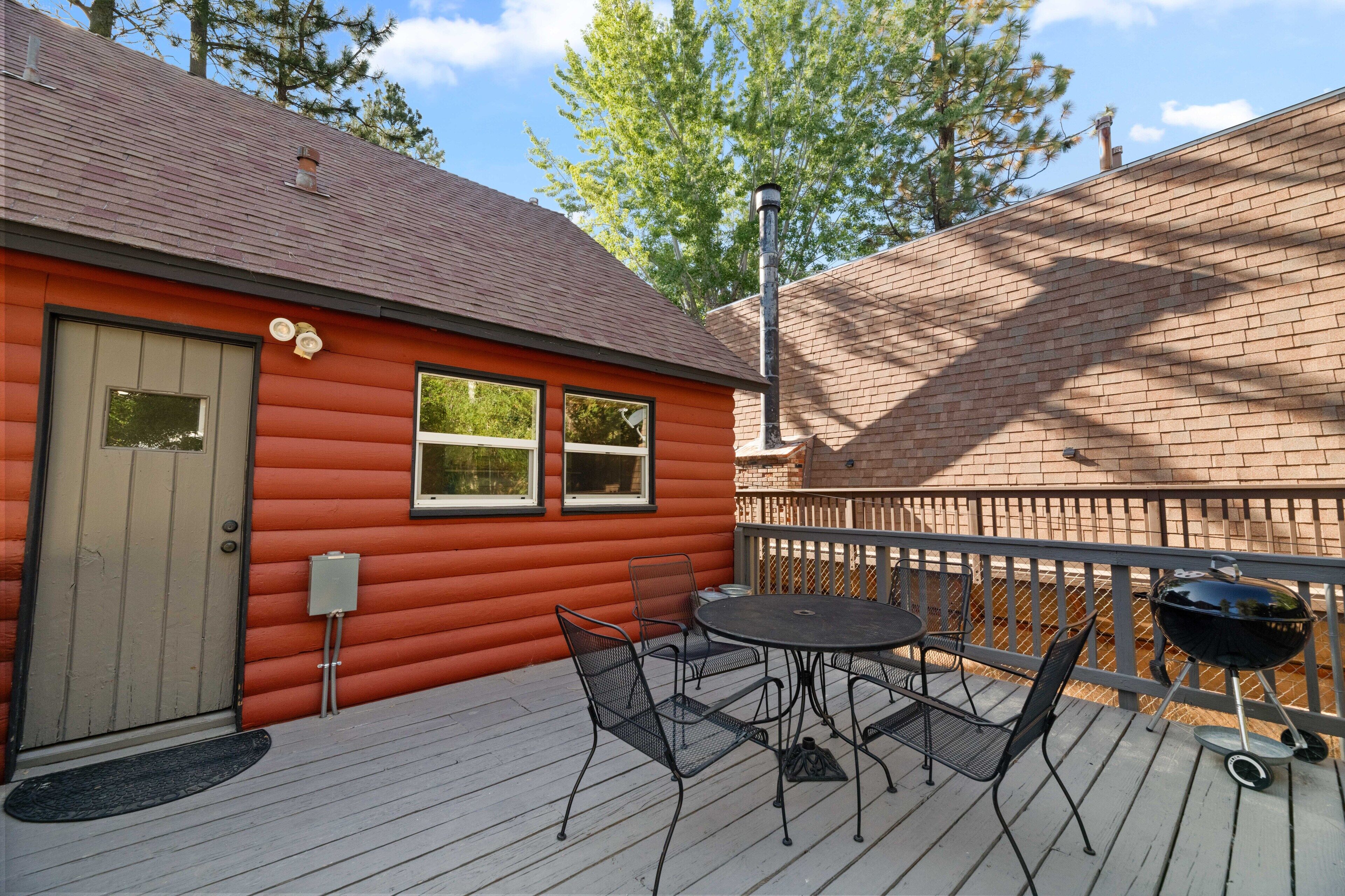 Lake Cottage - Vintage Cabin with Hot Tub, close to The Village and Lake