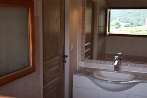 Baignoire, séchoir à cheveux, serviettes fournies