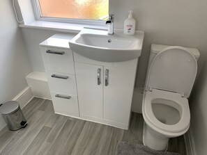 Badewanne, Handtücher, Seife, Toilettenpapier